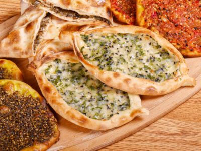 عجينة قوارب الجبنة الشهية
