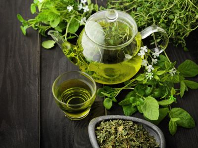 أفضل أعشاب للبشرة الدهنية