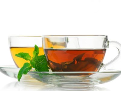ما الفرق بين الشاي الأخضر والأحمر؟ أيهما أكثر فائدة؟