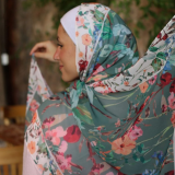 شال أبيض وأخضر ملون