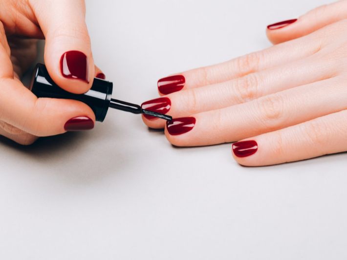 ما حكم وضع المناكير على طهارة؟