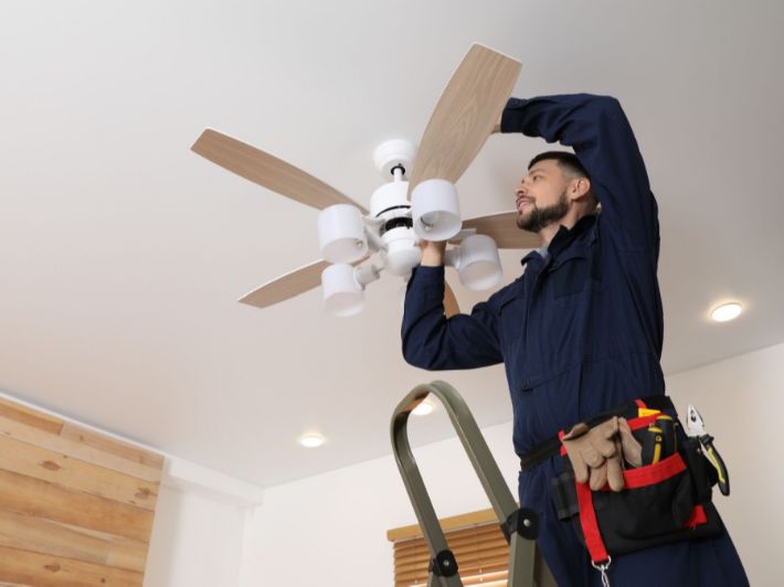 كيف يمكن تركيب مروحة سقف؟