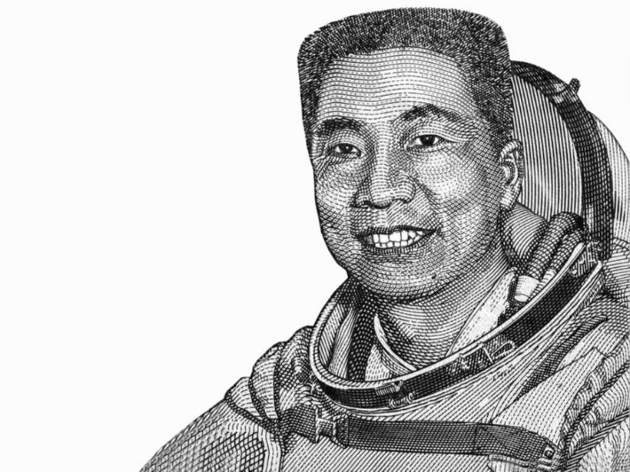 من هو أول رائد فضاء صيني؟