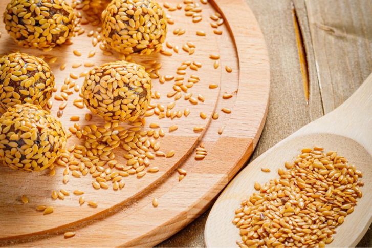 كرات التمر بالسمسم: حضريها الآن