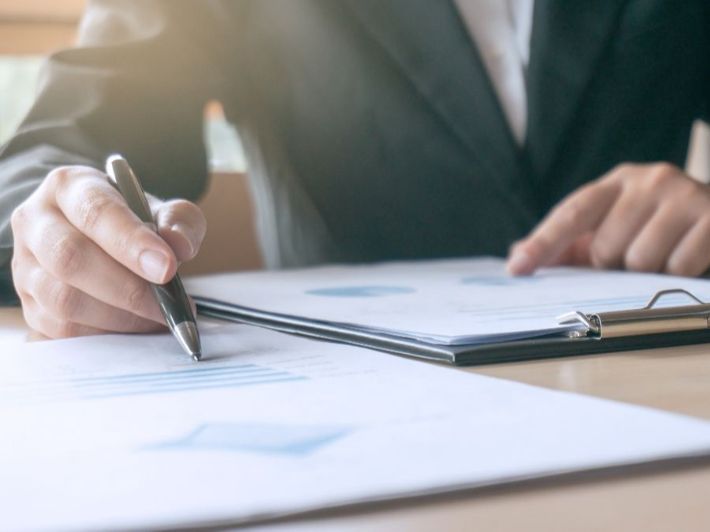 ما الفرق بين أذون الخزانة والسندات الحكومية؟