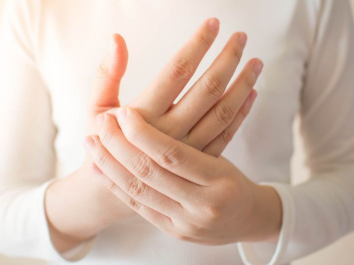 هل يمكن علاج التهاب مفاصل اليد بالأعشاب؟