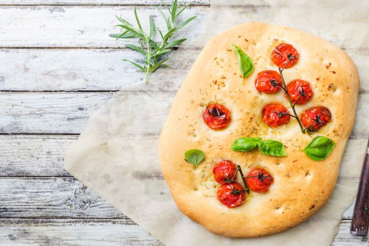 كيف تحضرين فوكاشيا بالطماطم؟