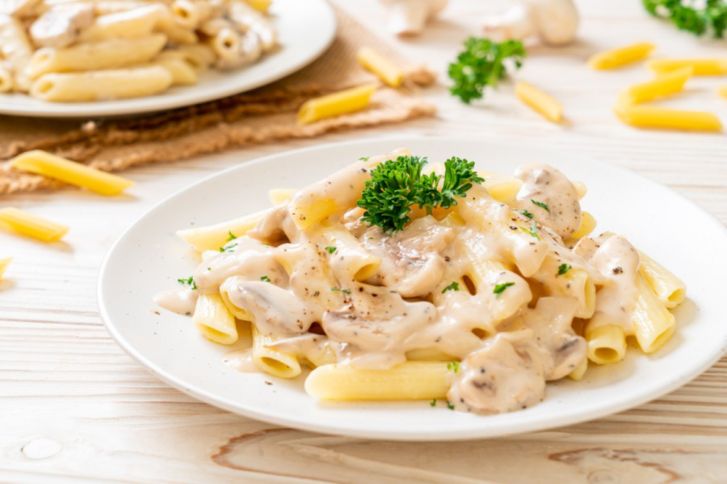 باستا بيضاء بكريمة الطبخ
