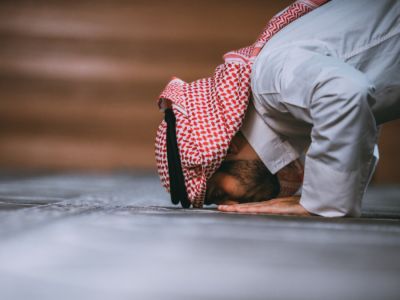 كيف يجمع المسافر الظهر والعصر؟