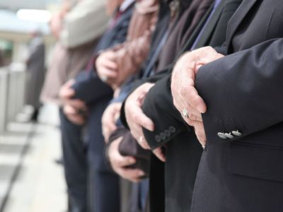 ماذا يفعل المأموم إذا أخطأ الإمام؟