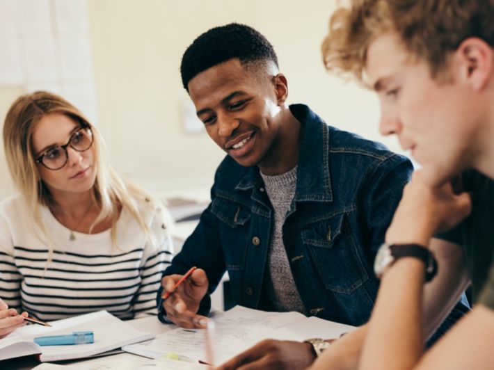 زملاء الدراسة: أهميتهم، وكيفية التعامل معهم