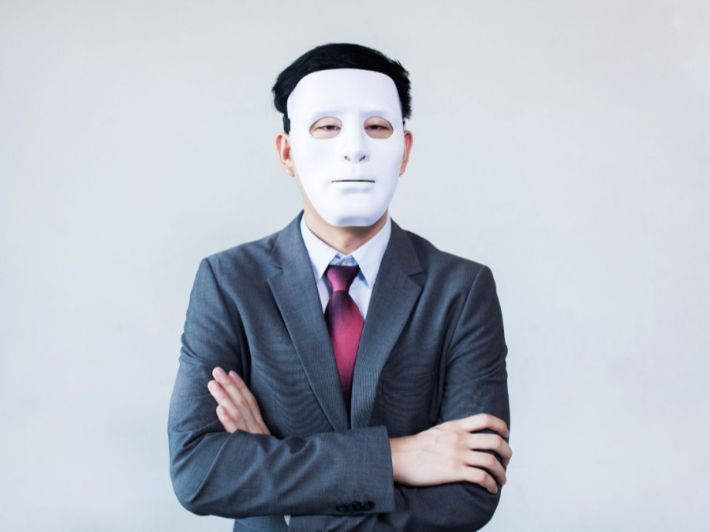 صفات الصديق المزيف وأهم النصائح لتجنبه