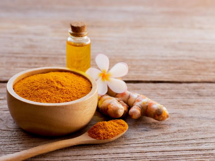 فوائد الكركم للشعر المجعد