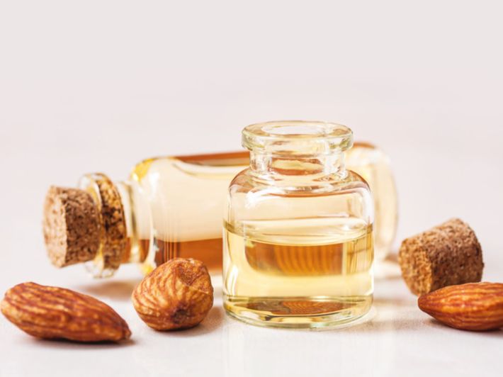خلطات منزلية بزيت اللوز للبشرة الجافة