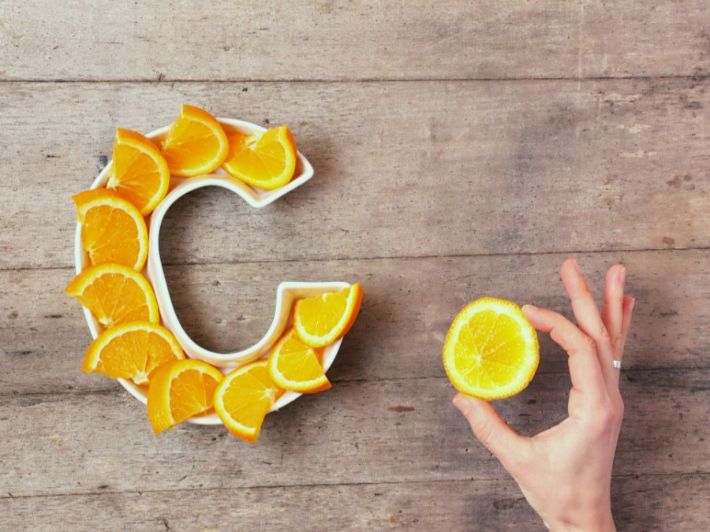 ما تأثير فيتامين سي على القولون؟