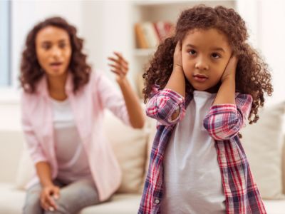 كيف نتعامل مع الطفل العنيد بذكاء؟