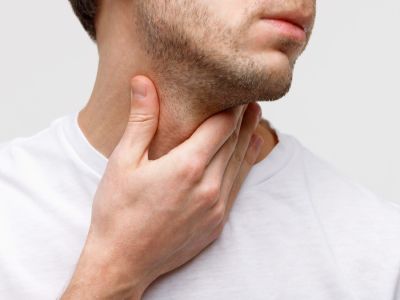 حصى اللوزتين: الأعراض، الأسباب والعلاج حصى اللوزتين: الأعراض، الأسباب والعلاج