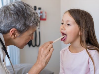 علاج التهاب الحلق بالأدوية للأطفال: الأدوية الآمنة والاستخدام الأمثل علاج التهاب الحلق بالأدوية للأطفال: الأدوية الآمنة والاستخدام الأمثل