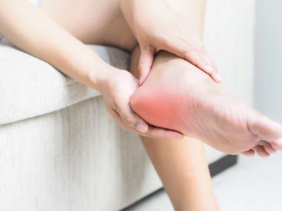 الألم في كعب القدم: لماذا وماذا تفعل؟