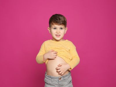 حكة البطن: لماذا وما العمل؟