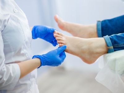 ظهور بقع حمراء على أظافر القدم: لماذا وما العمل؟