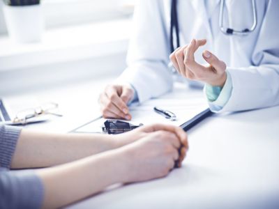 ظهور حبوب على المؤخرة: الأسباب والعلاج