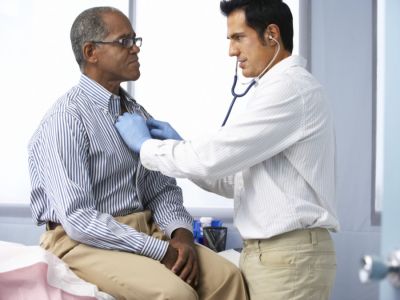ظهور حبوب على صدر الرجل: لماذا وما العمل؟