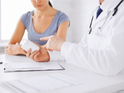 ظهور حبوب على هالة الثدي: الأسباب والعلاج