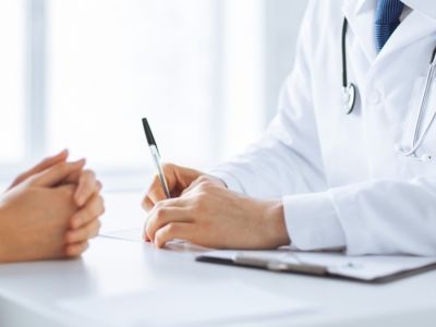 ظهور دم في البول: الأسباب والعلاج