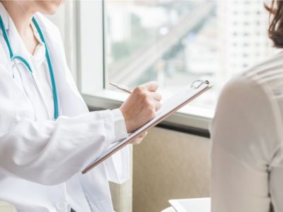 ظهور زوائد لحمية تحت الإبط: لماذا وما العمل؟