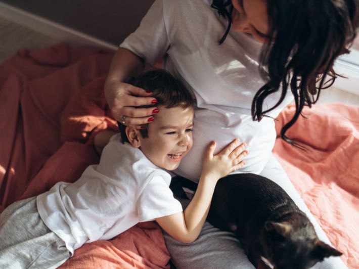 كيف أهيئ طفلي لاستقبال مولود جديد؟