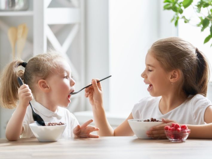 كيفية تربية طفلين متقاربين في العمر: أهم الطرق والنصائح