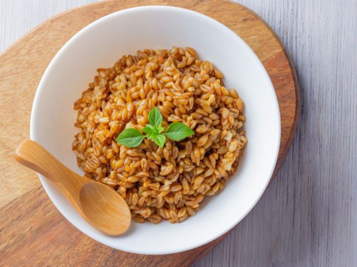 ما هي طريقة سلق القمح بقشره؟