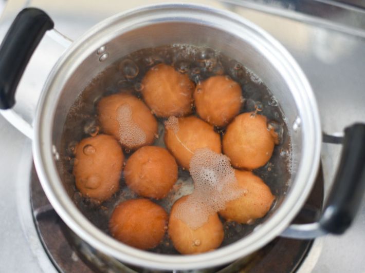 وضع الملح عند سلق البيض