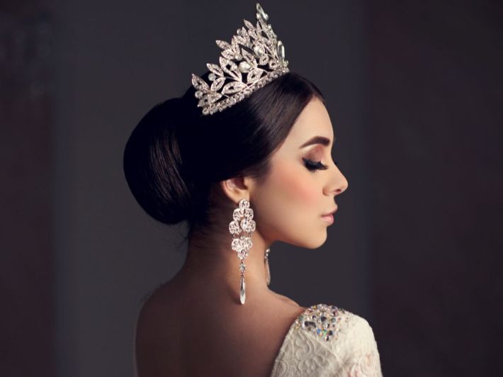 إليكِ أجمل تسريحات العرائس بالتاج