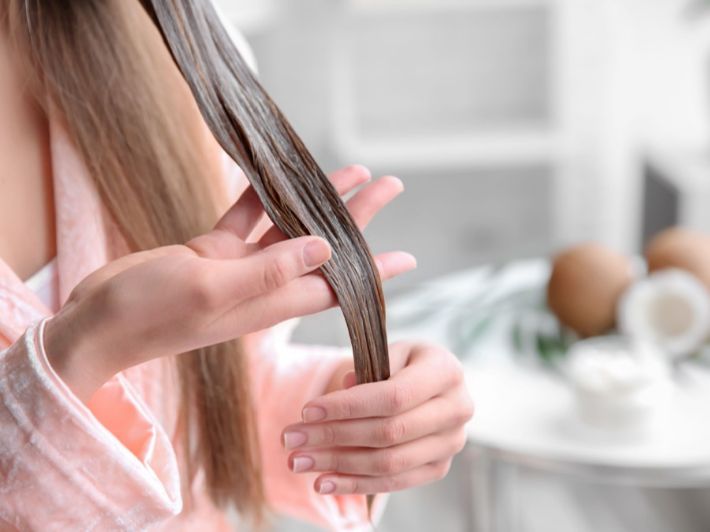 إليكِ التوقيت والطريقة الأنسب لتطبيق زيت جوز الهند على الشعر