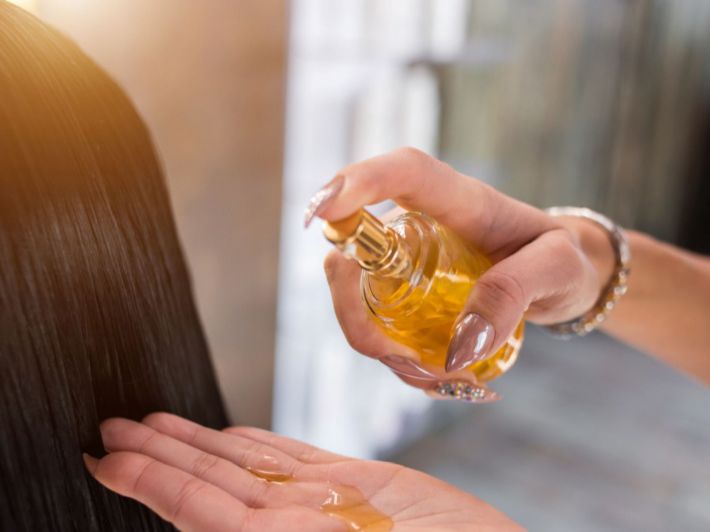 إليك الطريقة الصحيحة لاستخدام الزيوت العطرية لتعطير الشعر