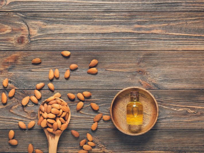 إليك طريقة خلطة الليمون وزيت اللوز للتخلص من اسمرار الشفاه