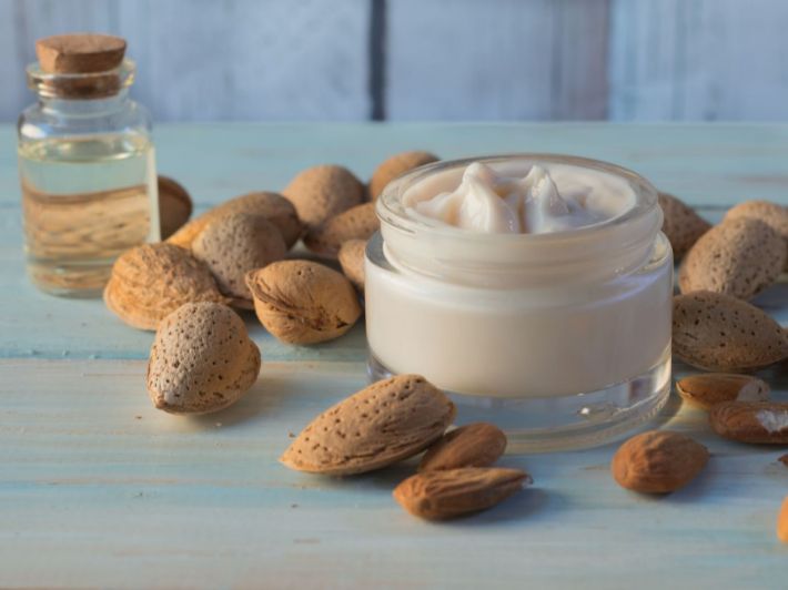 إليكِ طريقة عمل خلطة زيت اللوز لتفتيح الشفاه الداكنة