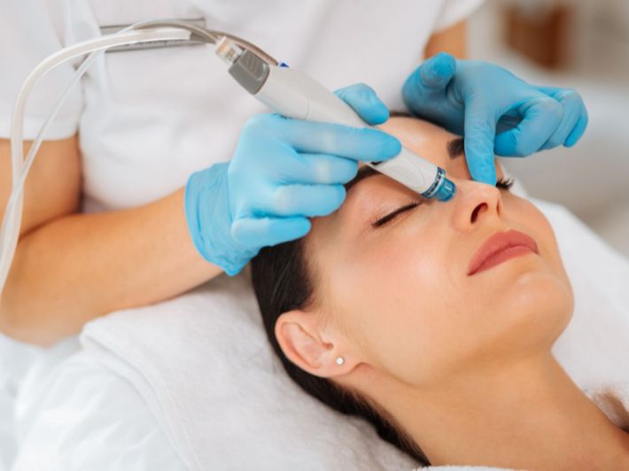 إليكِ فوائد تنظيف البشرة في العيادات
