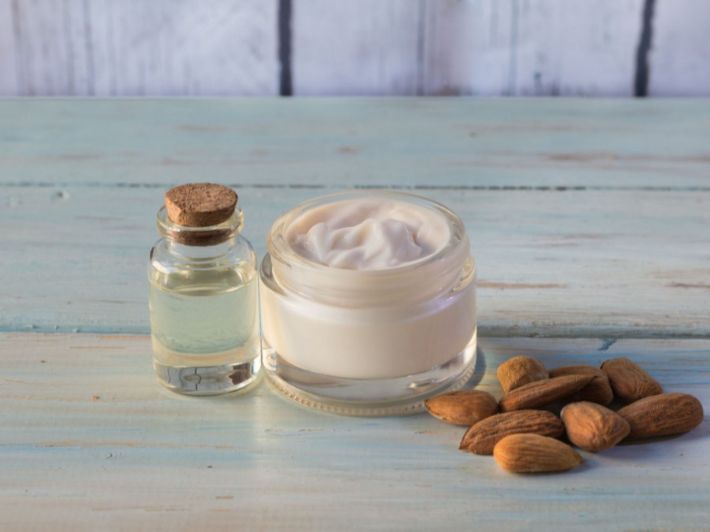 إليكِ فوائد زيت اللوز الحلو للشفاه