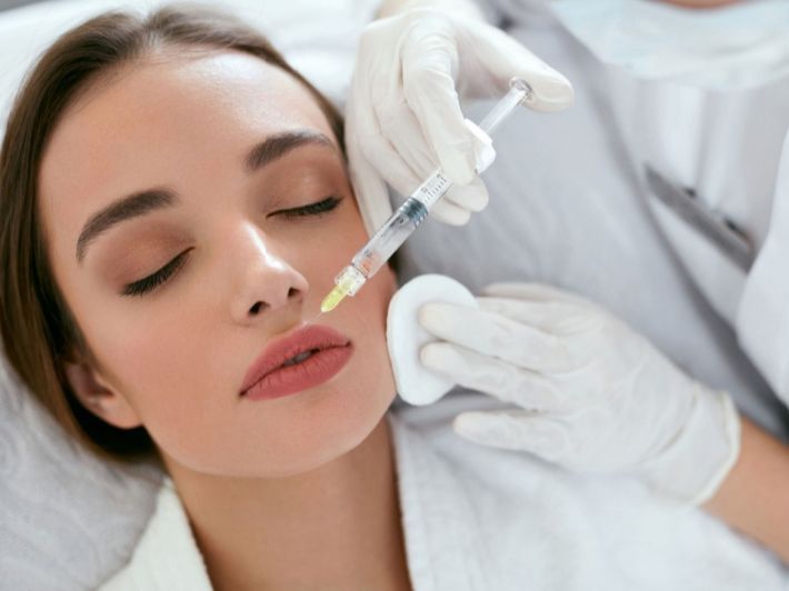 إليكِ كيفية علاج تورم الشفاه بعد الفيلر