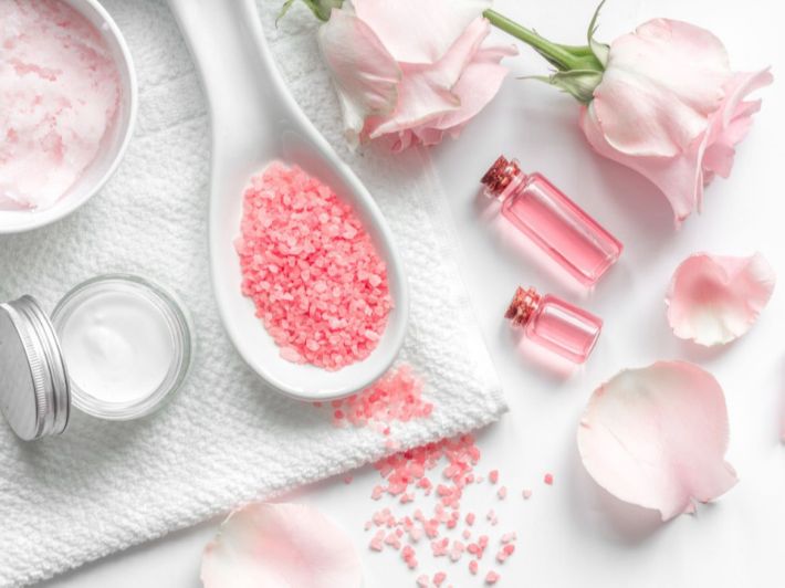 إليكِ وصفات طبيعية بماء الورد للمنطقة الحساسة