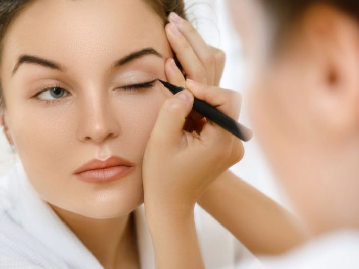 احصلي على رسم آيلاينر ناعم ب3 طرق