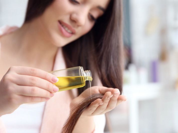 اصنعي بنفسكِ خلطة الزيوت السبعة للشعر الجاف والمتقصف