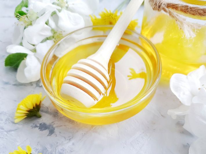 العسل للوجه: خلطات طبيعية وأهم الفوائد