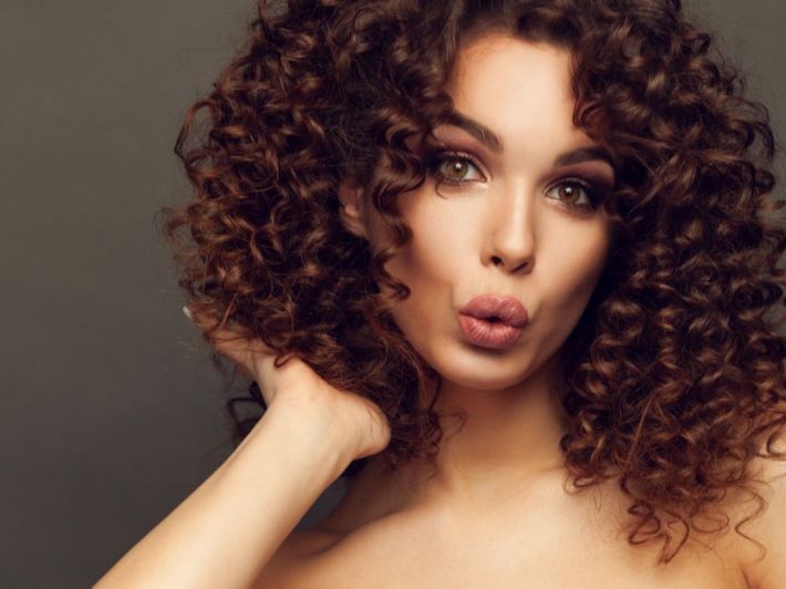 تسريحات أنيقة للشعر الكيرلي الطويل للمناسبات