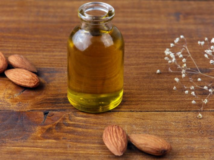 فوائد زيت اللوز الحلو للشعر الدهني