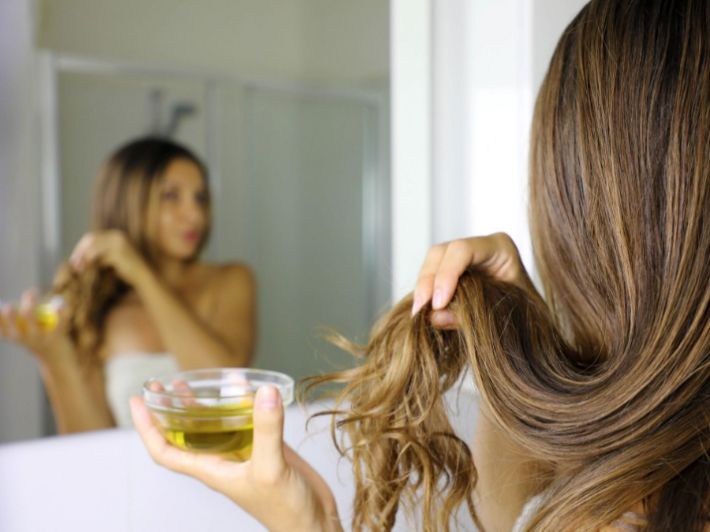 فوائد زيت جوز الهند للشعر بعد وقبل الاستحمام