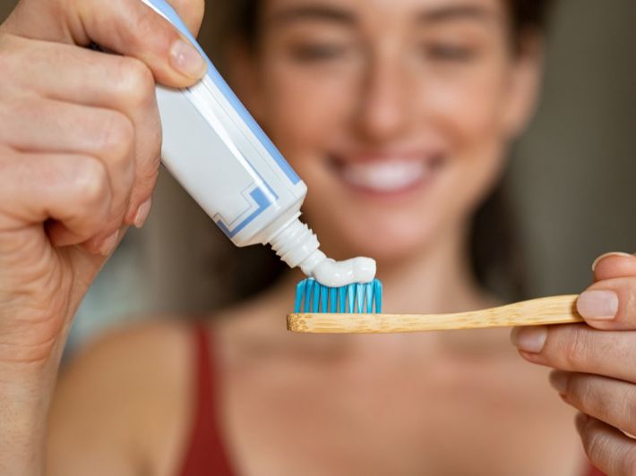 كيف يخلصك معجون الأسنان من تشقق واسمرار الشفاه؟